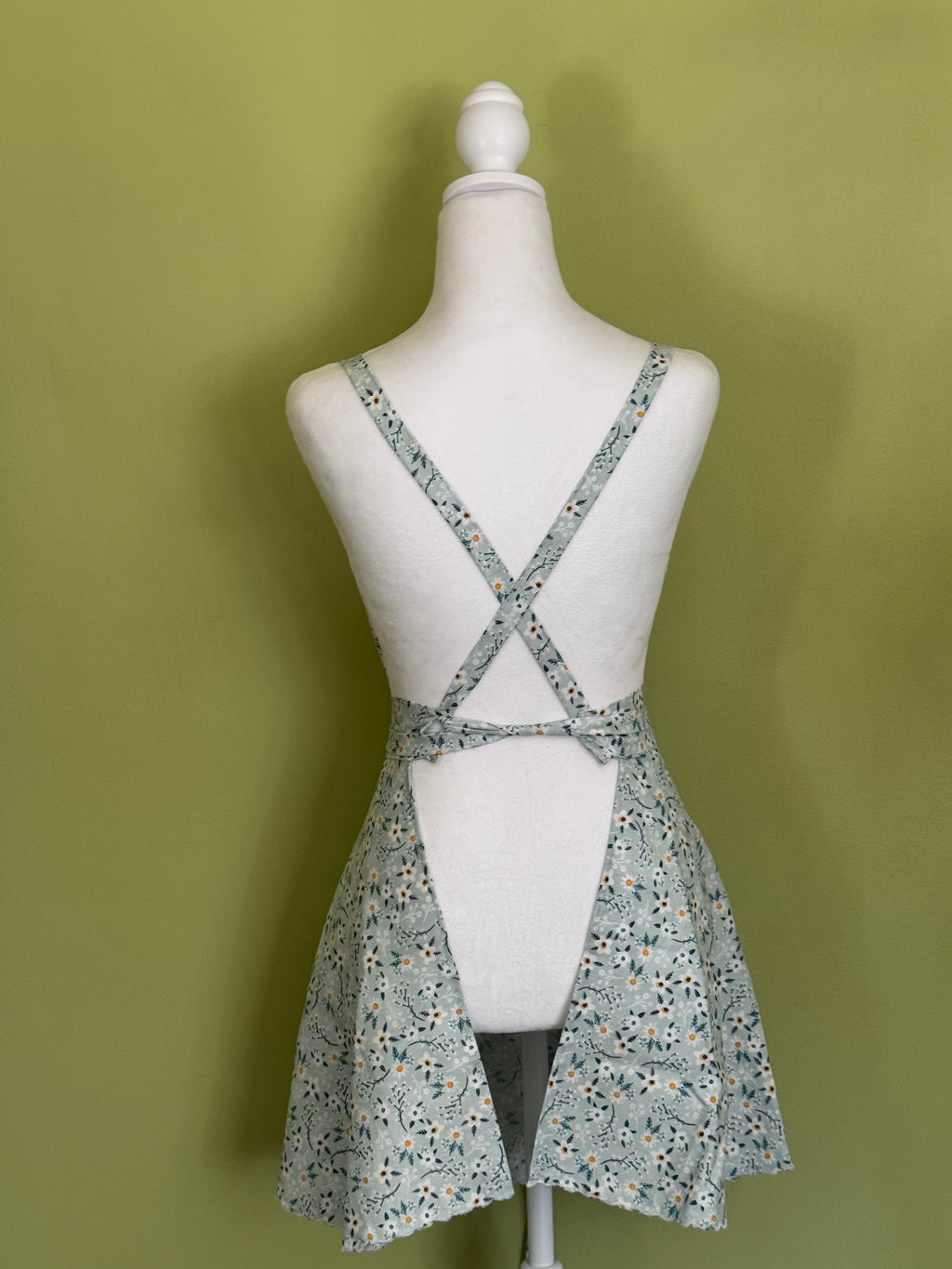 Vintage Style Apron with Scalloped Edges