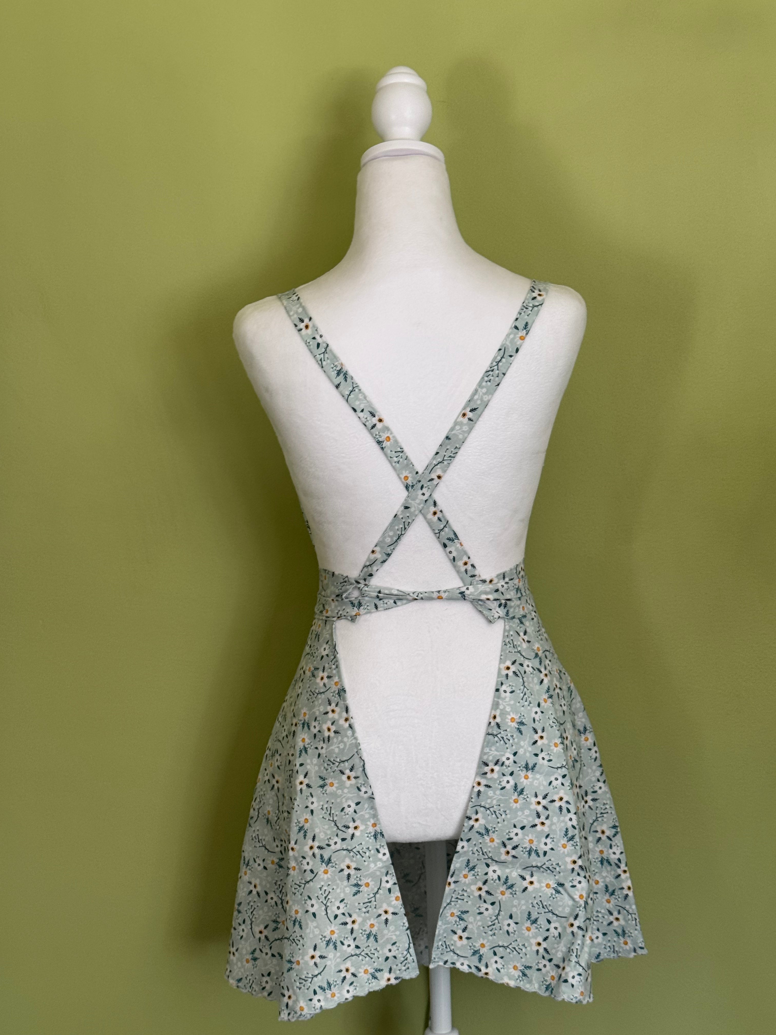 Vintage Style Apron with Scalloped Edges