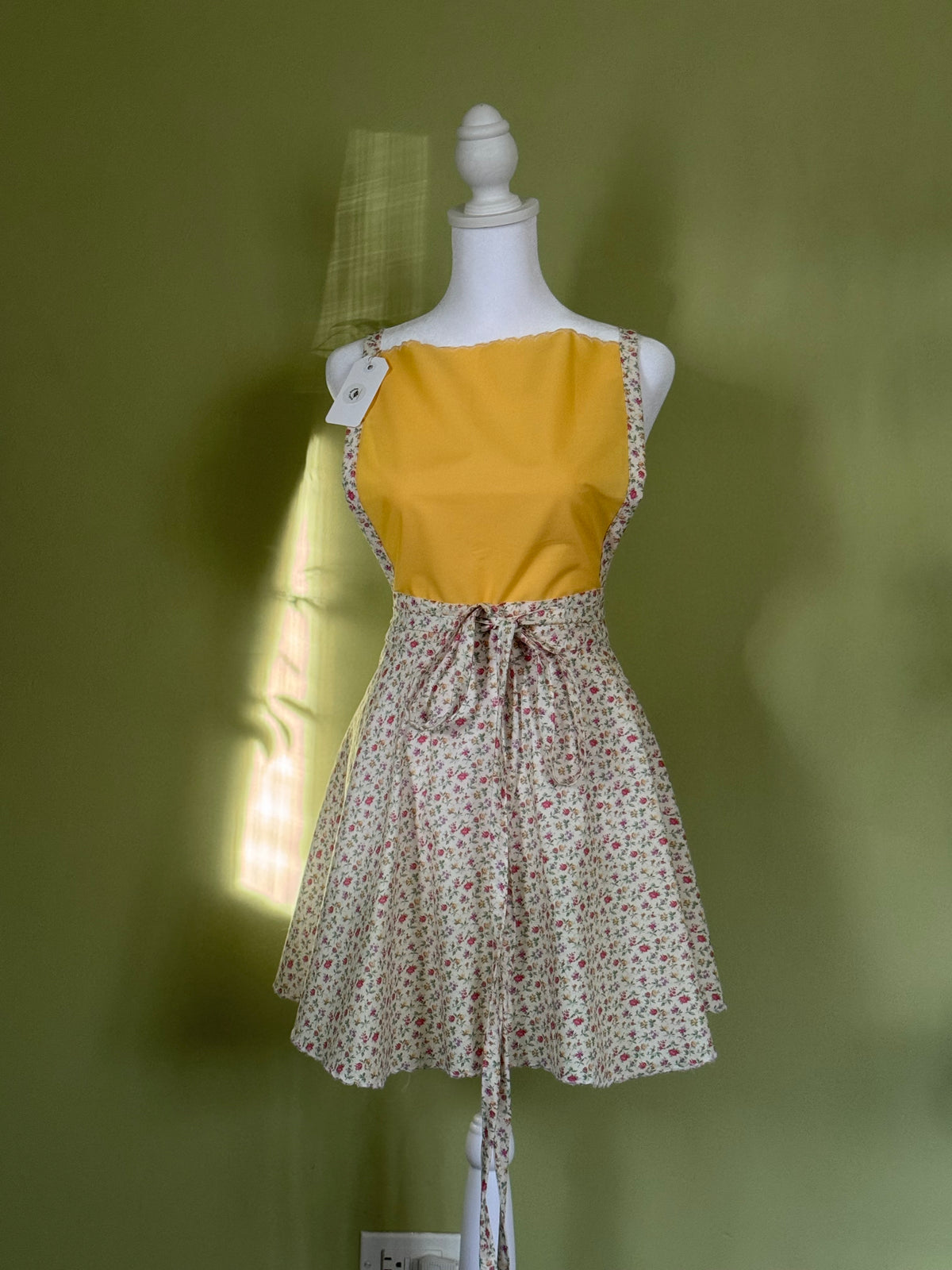Vintage Style Apron with Scalloped Edges