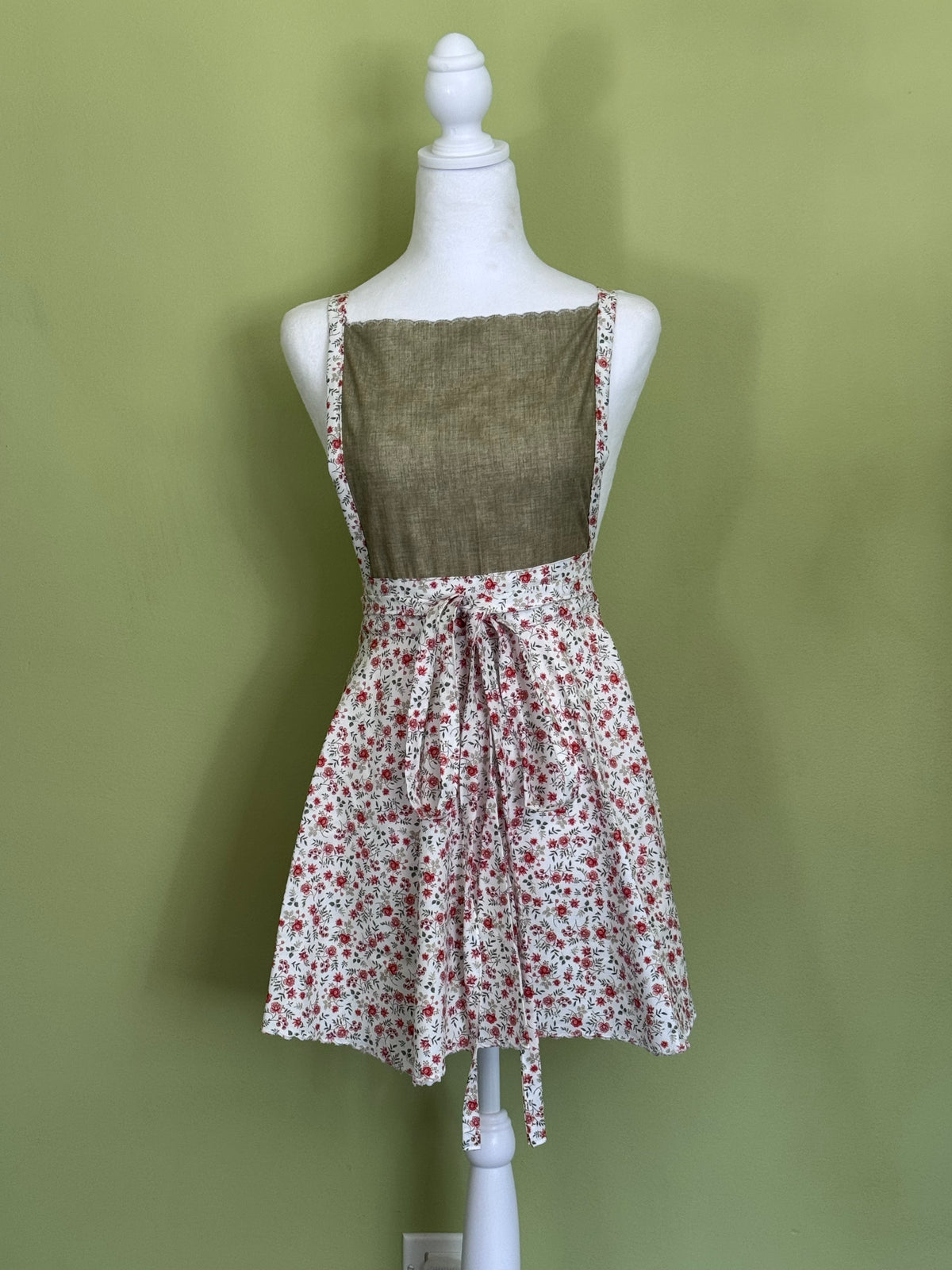 Vintage Style Apron with Scalloped Edges