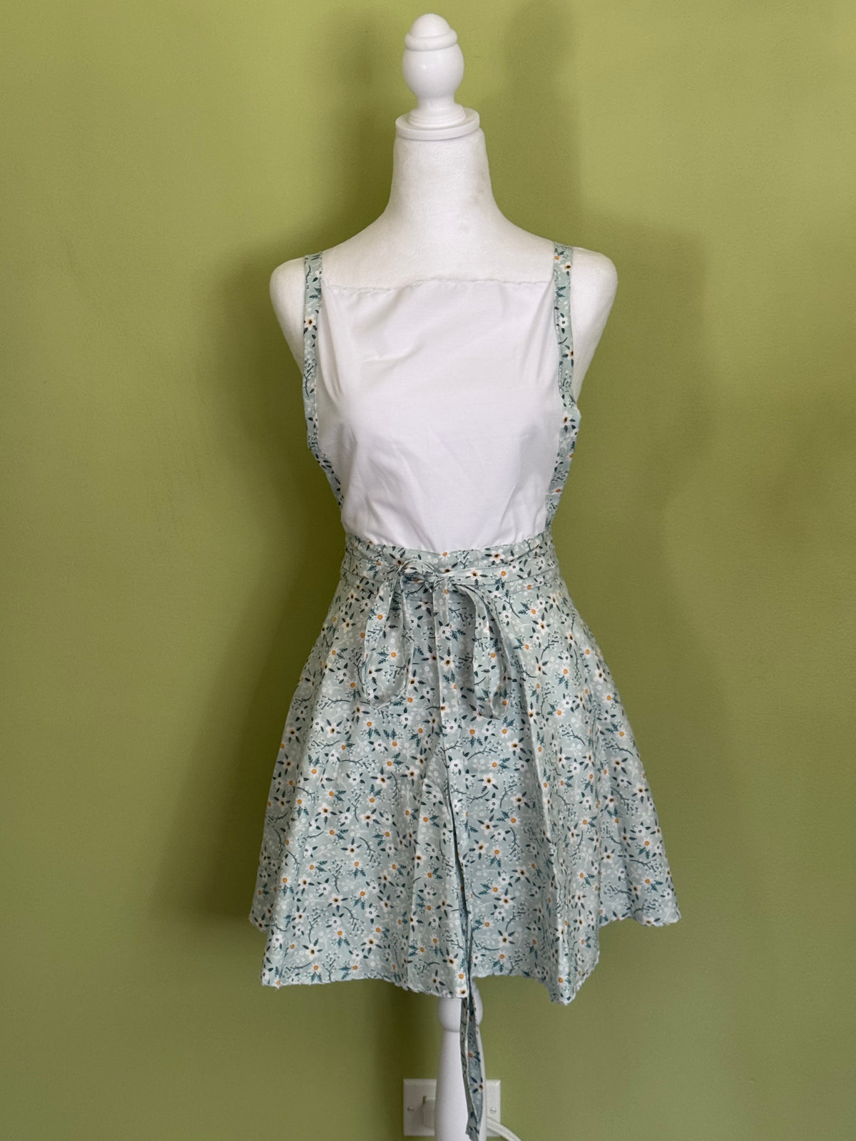 Vintage Style Apron with Scalloped Edges