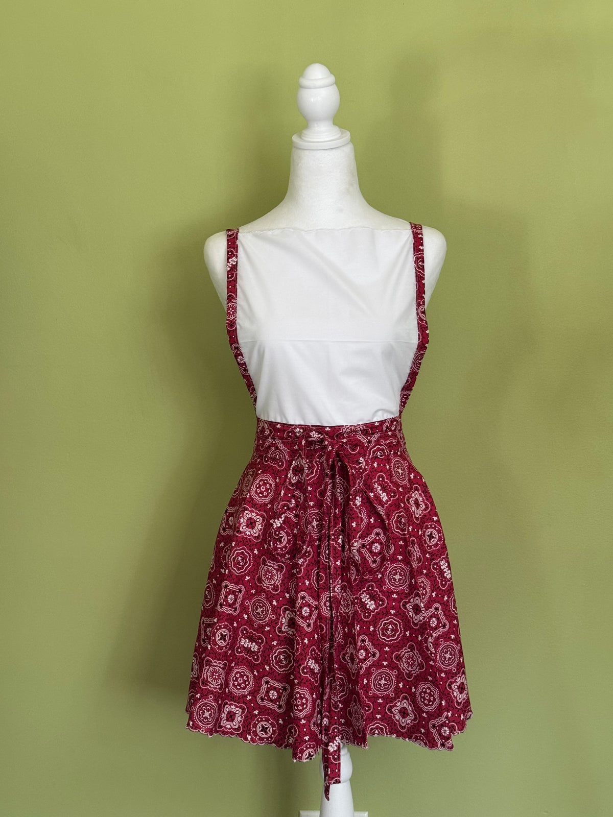 Vintage Style Apron with Scalloped Edges
